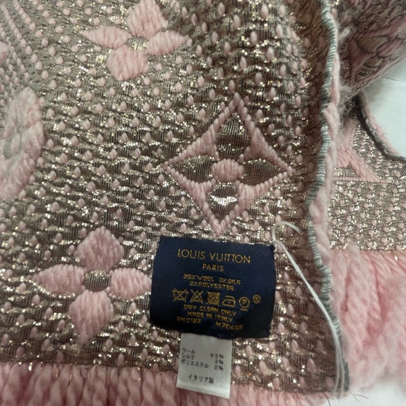 Louis Vuitton Wool Scarf in Pink, preloved. - Picture 7 of 11